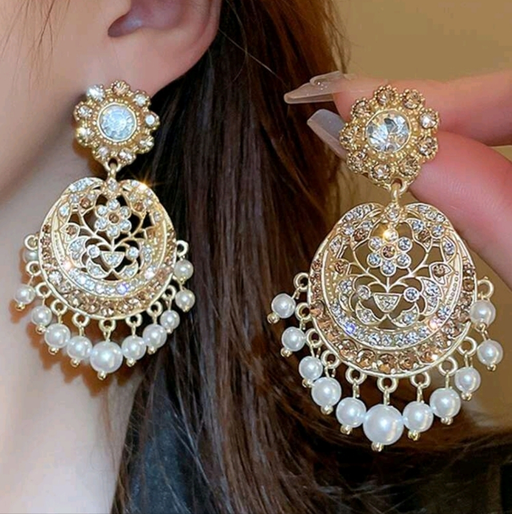 BRAND NEW ** Elegant Gold and Pearl Drop Earrings